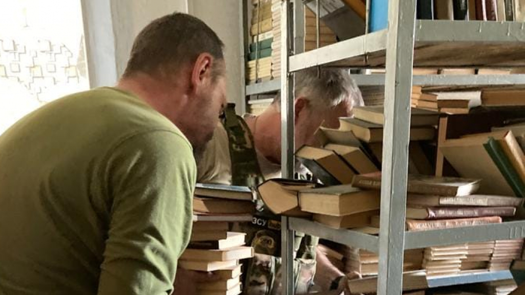 Військові врятували книжкові фонди на Донеччині