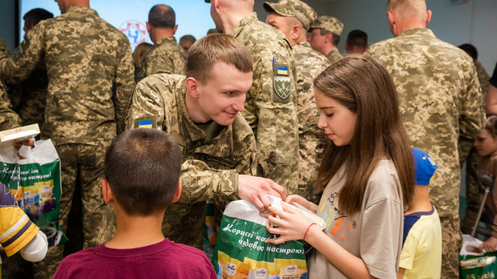 Як військові підтримують маленьких українців?