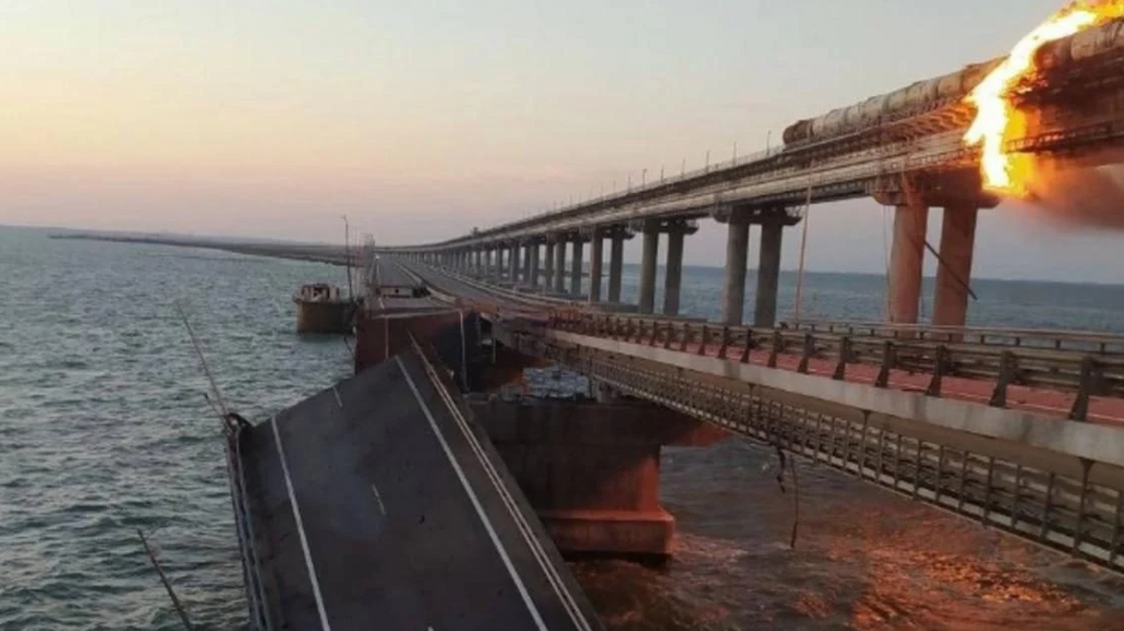 У ГУР відреагували на вибухи та руйнування Кримського мосту