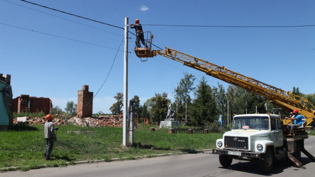 Життя на кордоні: Електромережі в прикордонному селі Прудянка відновлено на 50%