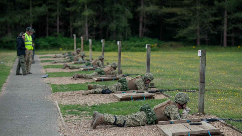 Українські курсанти отримують стрілецьку підготовку від британських та фінських інструкторів
