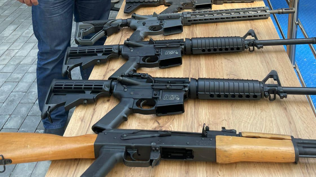 Конфіскована у США стрілецька зброя передана Україні
