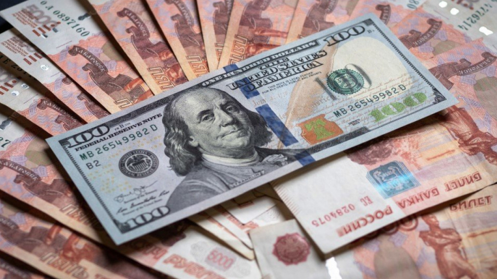 Долар по 100 став загрозою для кремлівського режиму