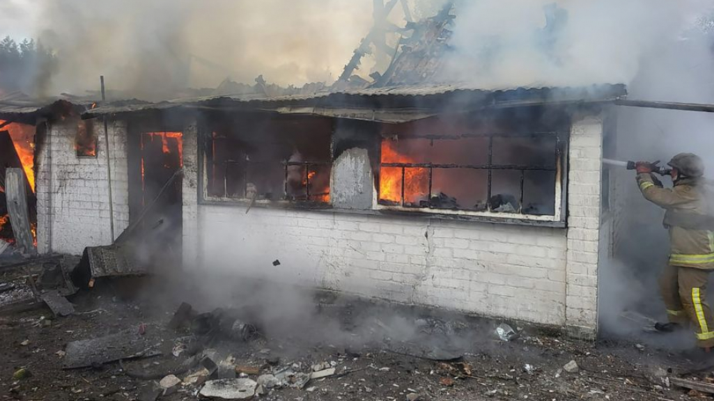 Рятувальники Харківщини ліквідували пожежу, спричинену російським обстрілом