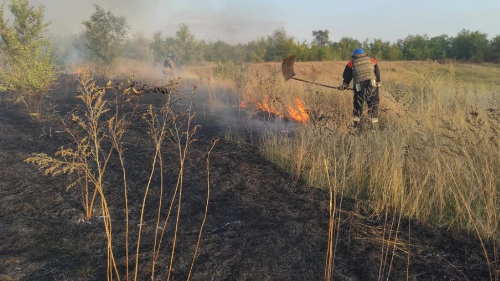 Рятувальники ліквідували 4 пожежі, спричинені ворожими обстрілами на Донеччині