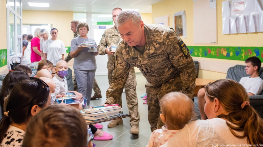 Сергій Наєв передав дітям книги та допомогу для лікарень
