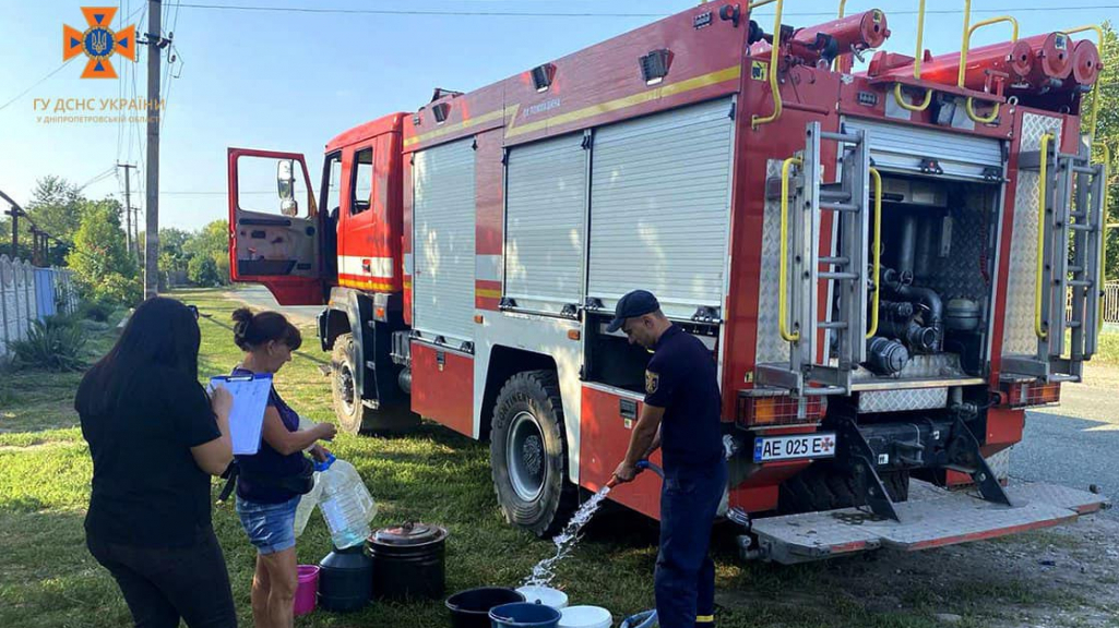 Рятувальники підвозять воду до населених пунктів Дніпропетровщини