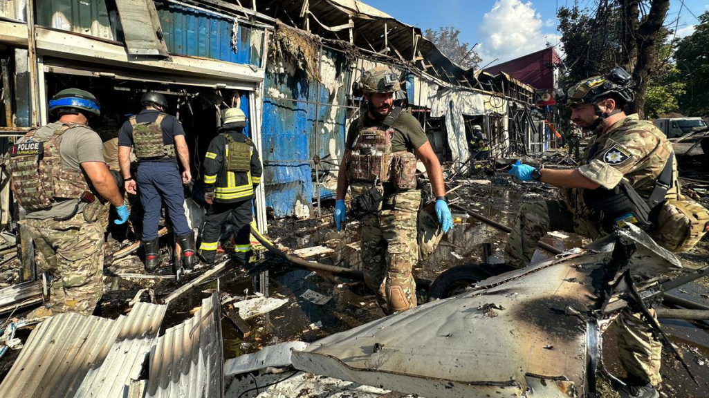 ДСНС та поліція рятували постраждалих після обстрілу ринку росіянами