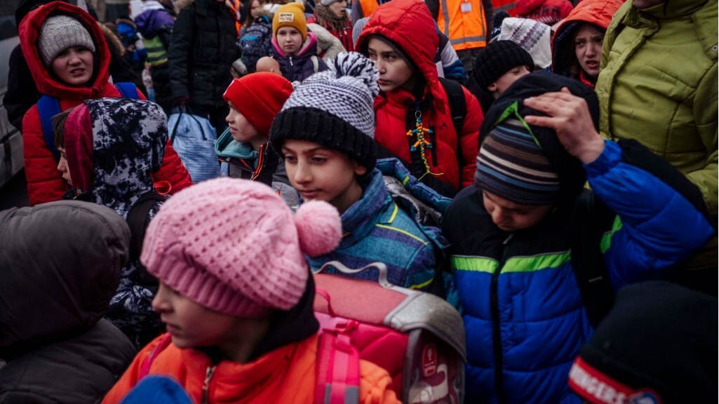 Із 8 населених пунктів Донеччини евакуйовують дітей