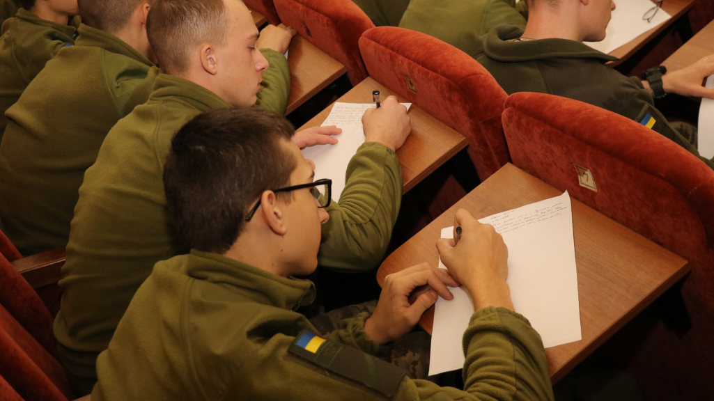 Курсанти академії сухопутних військ долучилися до написання радіодиктанту