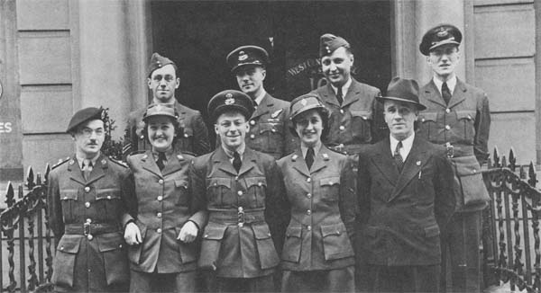 Товариське фото СУКВ. Храплива – друга зліва. Січень 1944 року